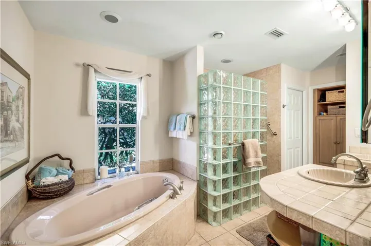 712  Pine Creek  LN, Naples, FL 34108