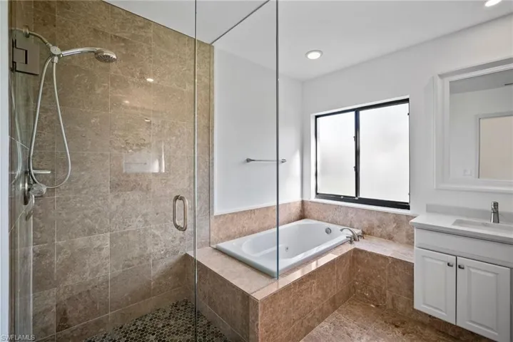 7056  Pelican Bay  BLVD, Naples, FL 34108