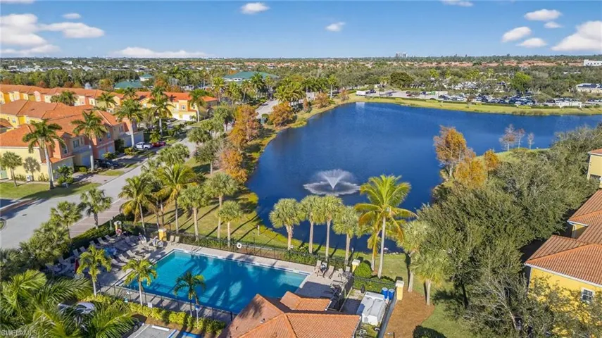 Bird's eye view of a pool, lake and fountain