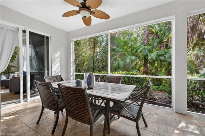 Outdoor dining for 6 on screened lanai