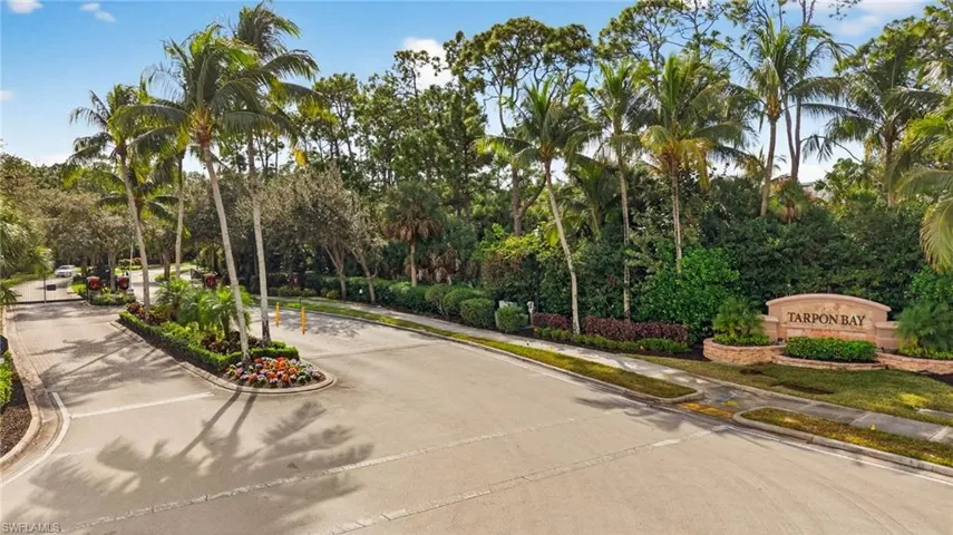 Tucked near shopping & dining, 20 mins to airport