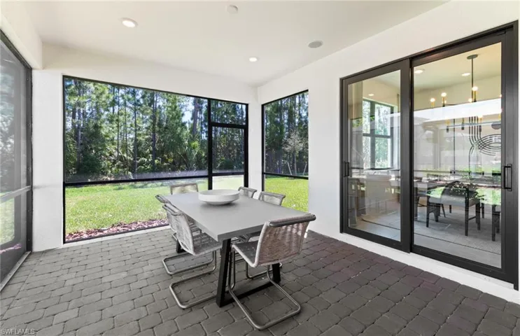 Photos are of a staged model home. Illustration purposes only. Options may vary.