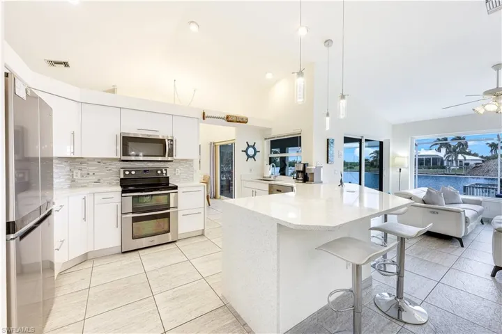 All new kitchen and quartz counter tops