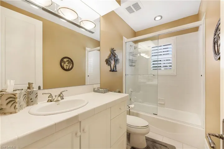 Guest en suite bathroom.