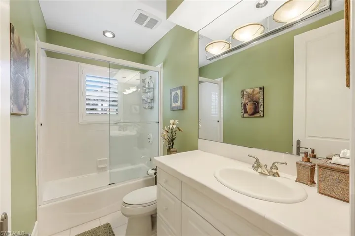 Second guest en suite bathroom.