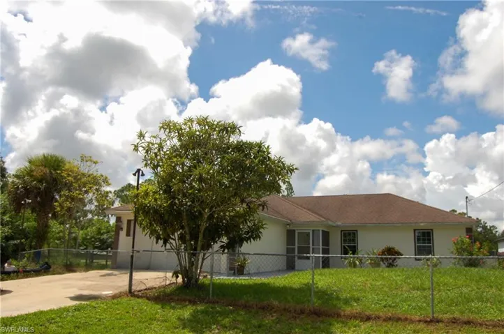 View of front of house featuring a front lawn