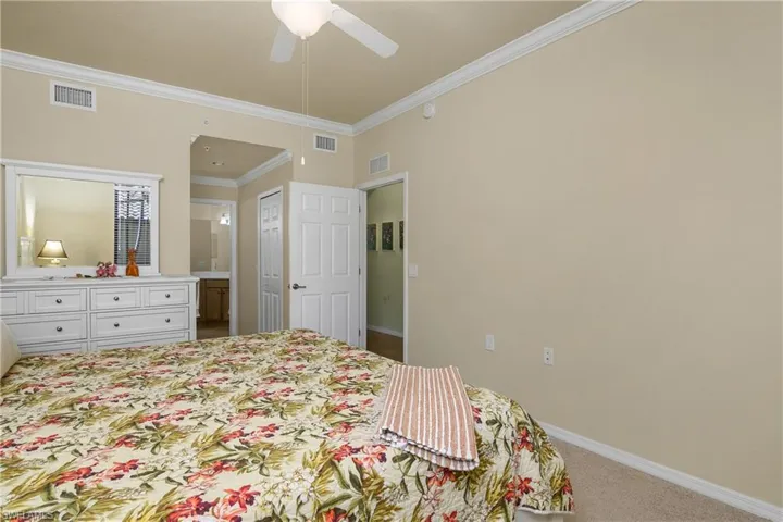 9832 Venezia Cir 1013, Naples, Florida 34113