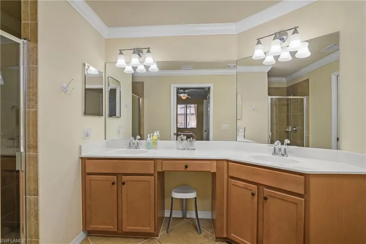 9832 Venezia Cir 1013, Naples, Florida 34113