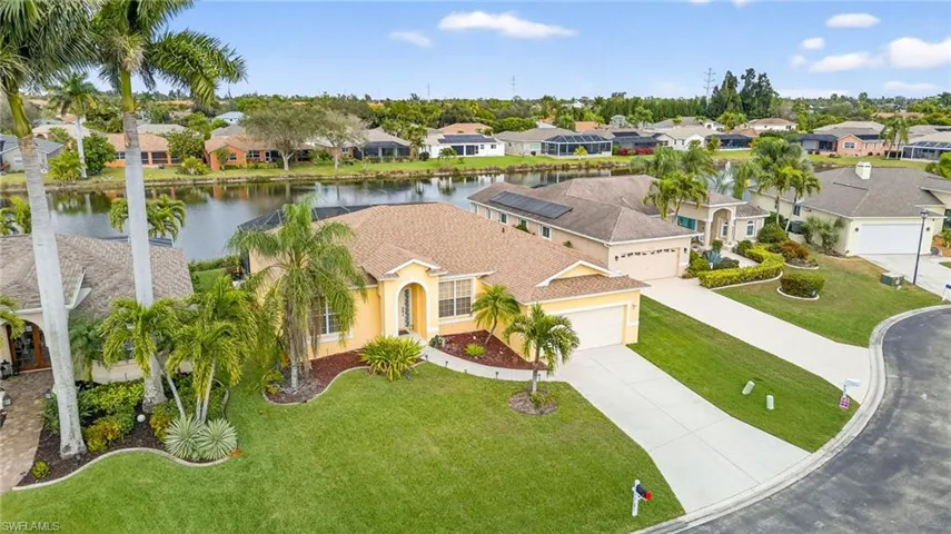BEAUTIFUL POOL HOME - ON SERENE LAKE - ON QUIET CUL DE SAC - 3 BEDROOM + DEN/FLEX ROOM + FORMAL DINING/GAME ROOM!!
