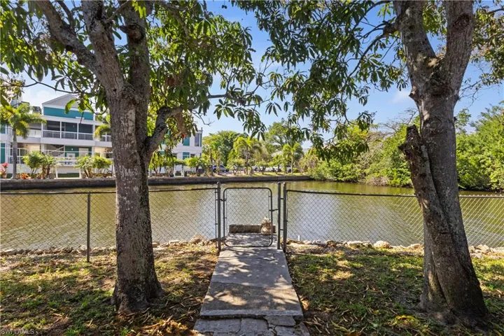 579  13th N ST, Naples, FL 34102