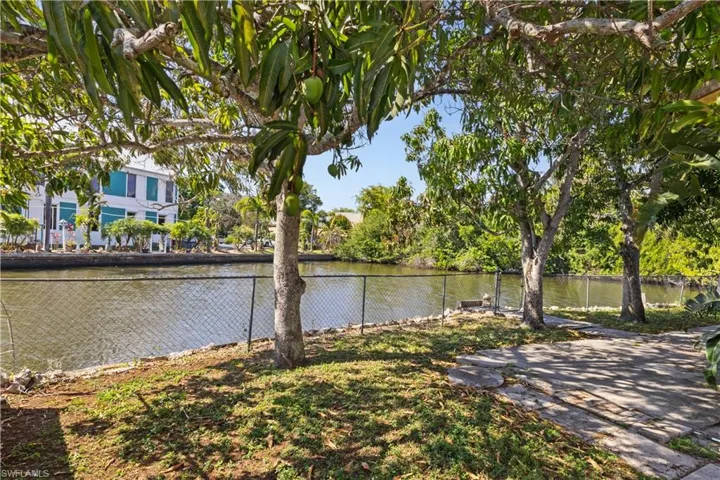 579  13th N ST, Naples, FL 34102