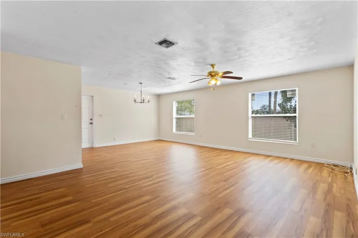 579  13th N ST, Naples, FL 34102