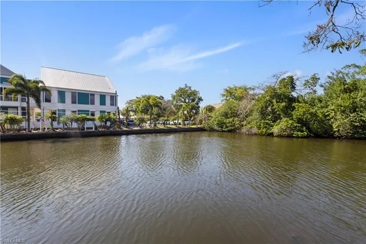 579  13th N ST, Naples, FL 34102