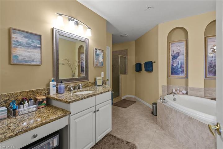 Primary bath with both walk-in shower & soaking tub
