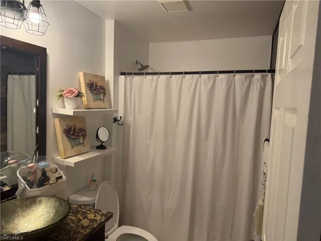 Guest full bathroom