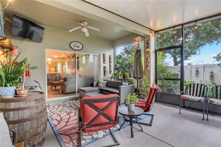 Sunroom / solarium with ceiling fan