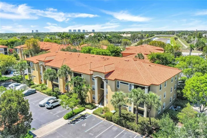 Welcome home to 8960 Colonnades Ct #915.