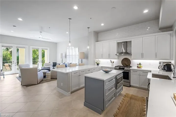 2851 Tiburon Blvd E 9-103, Naples, Florida 34109