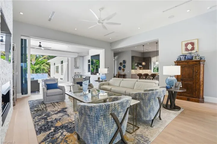 Indoor outdoor living to your large lanai