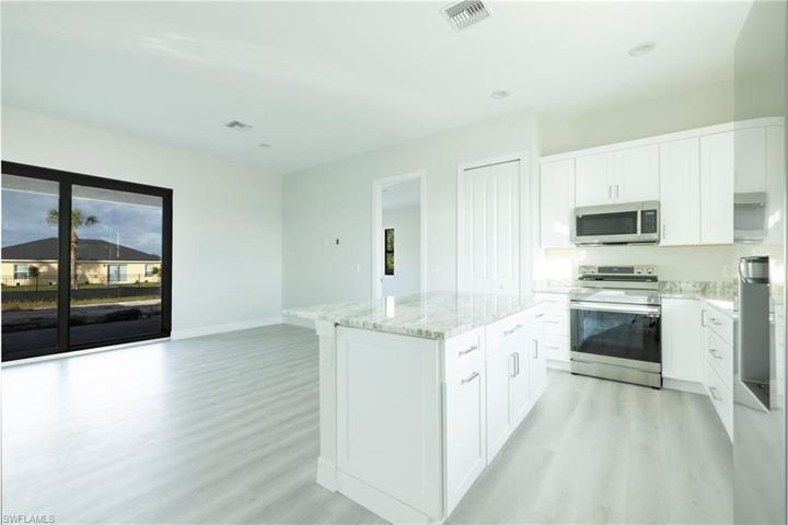 Kitchen / Island / Granite