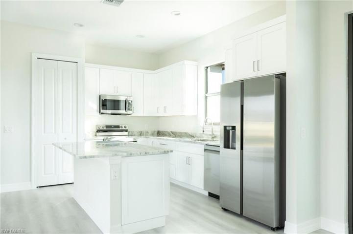 Kitchen/ Pantry / SS Appliances