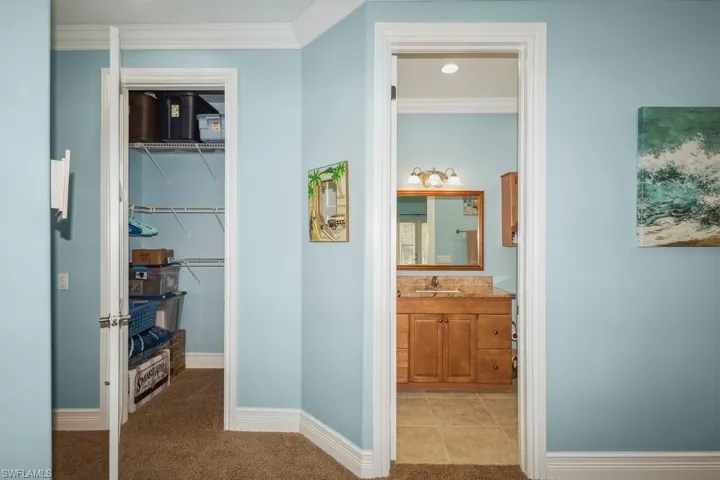 2nd Bedroom En Suite Bath & Walk in Closet