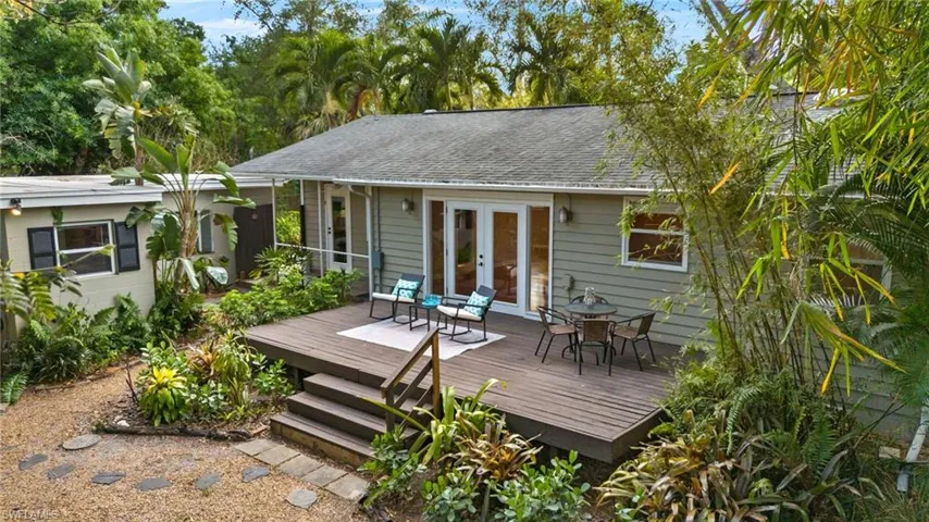 Bungalow broad deck overlooks fenced back yard, Casita a L