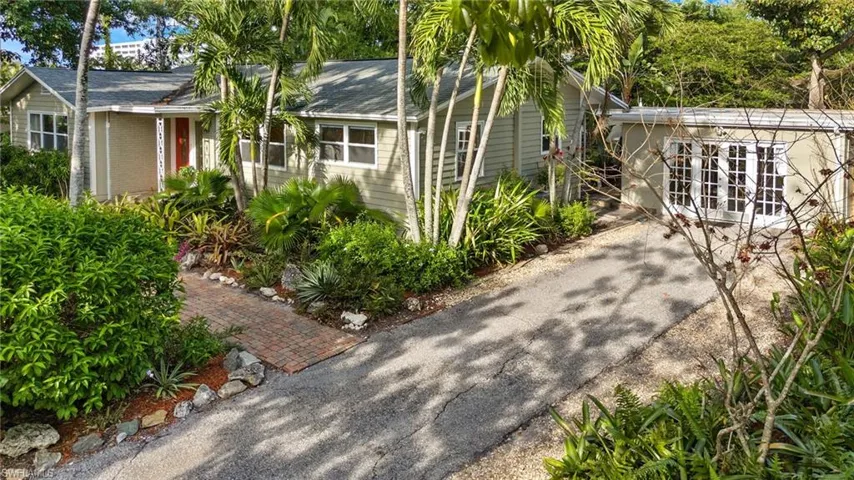 Casita 475 sq ft beside FL Bungalow w 1545 sq ft