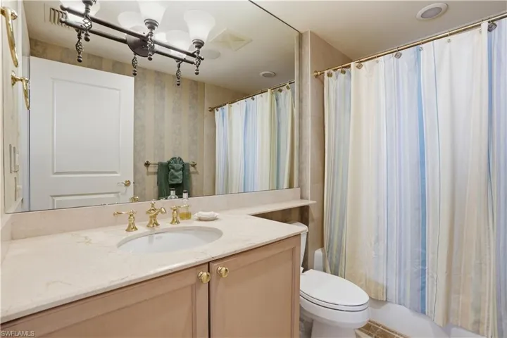Ensuite guest bathroom.