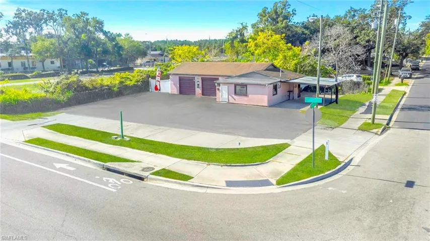 Ranch-style house with driveway and a front yard