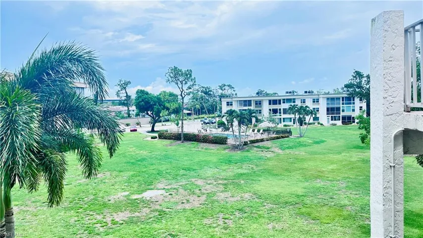 View of grassy yard