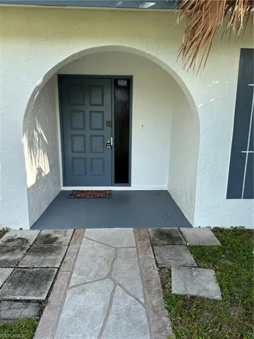 Covered entry way (great for packages)