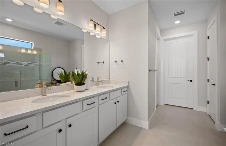 Interior photos are of a staged model home. Illustration purposes only. Options may vary.