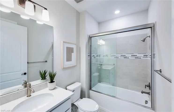 Interior photos are of a staged model home. Illustration purposes only. Options may vary.