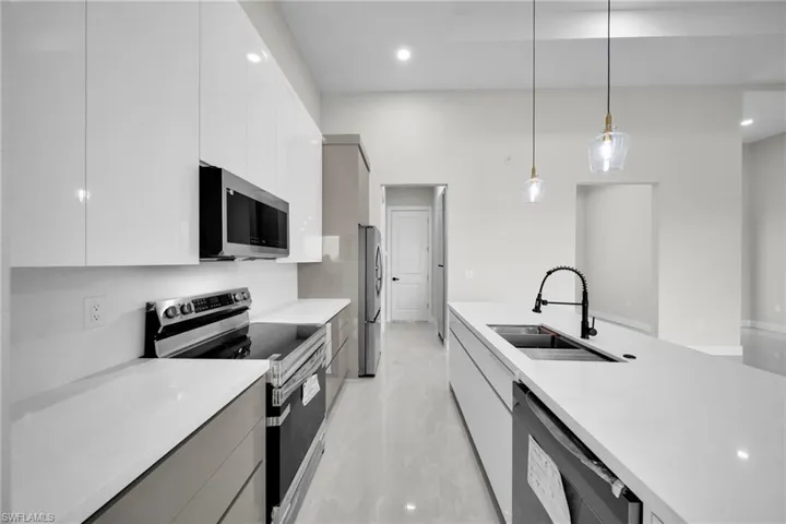 216 Ne 25th Ter, Cape Coral, Florida 33909