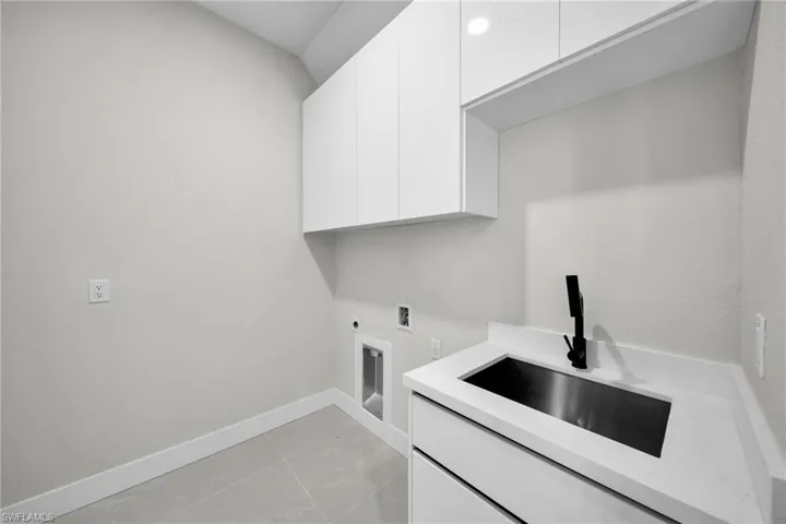 216 Ne 25th Ter, Cape Coral, Florida 33909