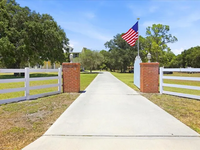 21651  Tuckahoe  RD, Alva, FL 33920