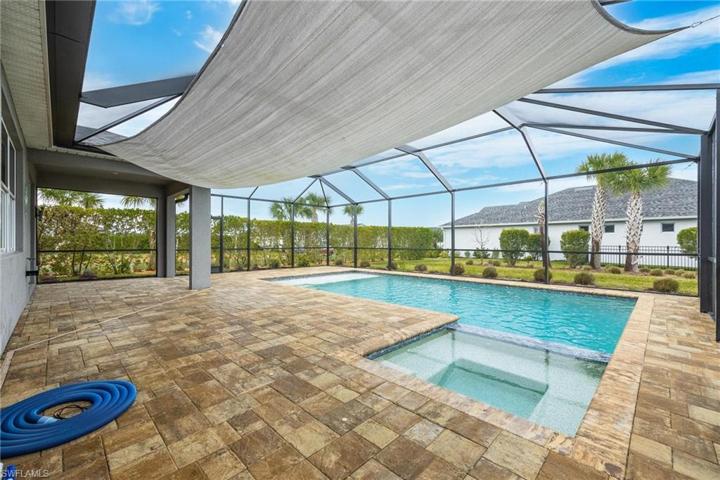 Saltwater heated pool with integrated spa and sun shelf design