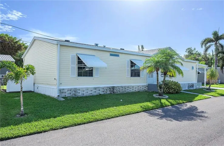 Manufactured / mobile home featuring a front yard
