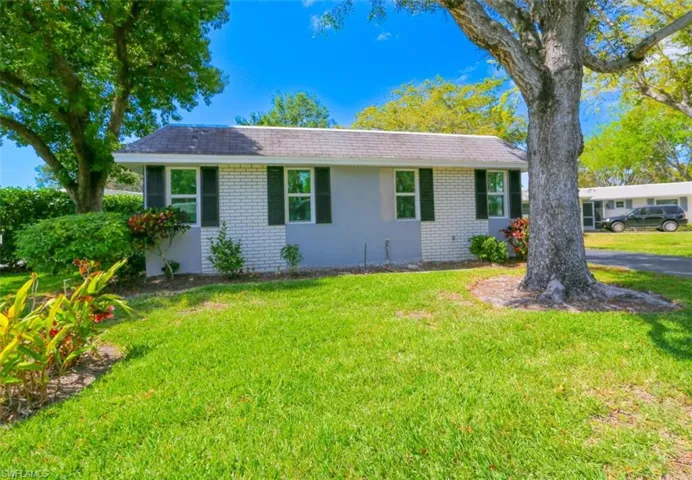 Ranch-style house with a front yard