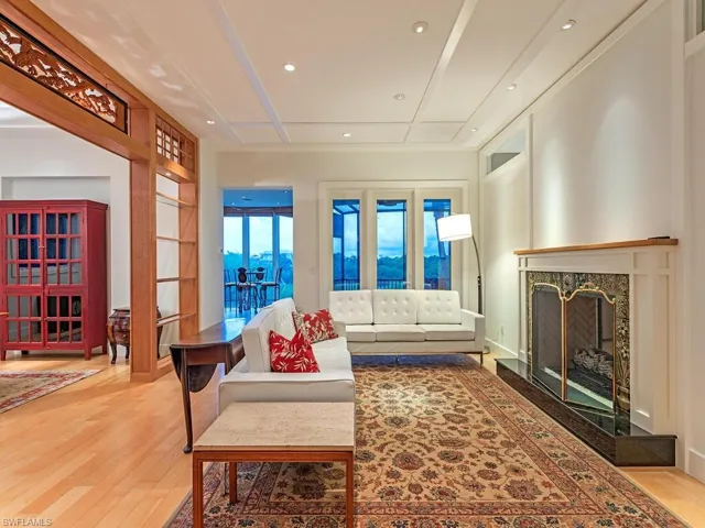 Living room w/ quality wood flooring and fireplace