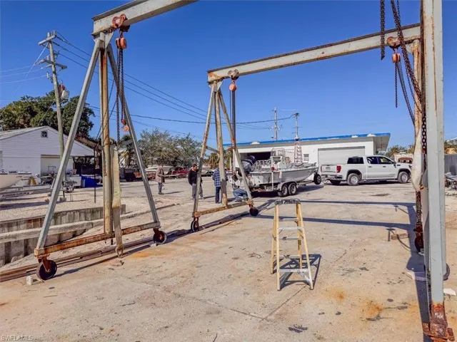 Boat Hoist to clean boat hulls