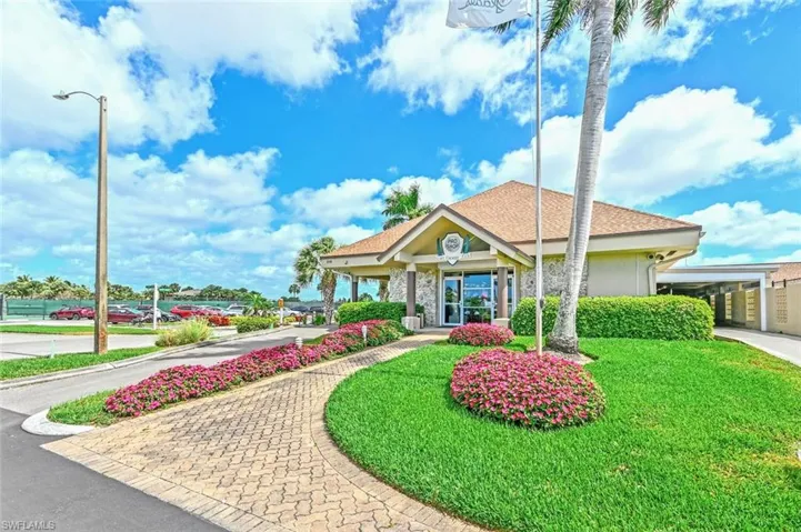 83  Glades  BLVD, Naples, FL 34112