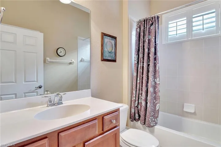 Full bathroom with shower / bath combination