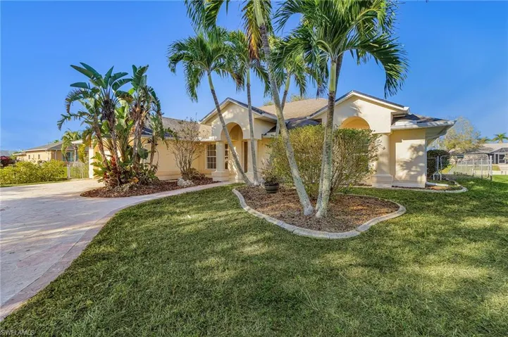 View of front of home featuring stucco siding and driveway