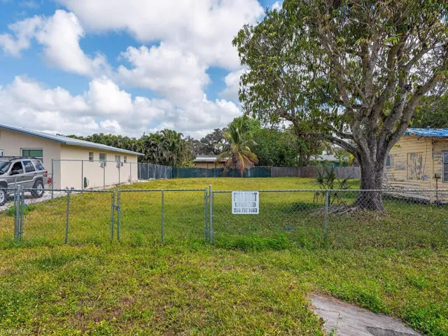 Bayside St, Naples Fl 34112