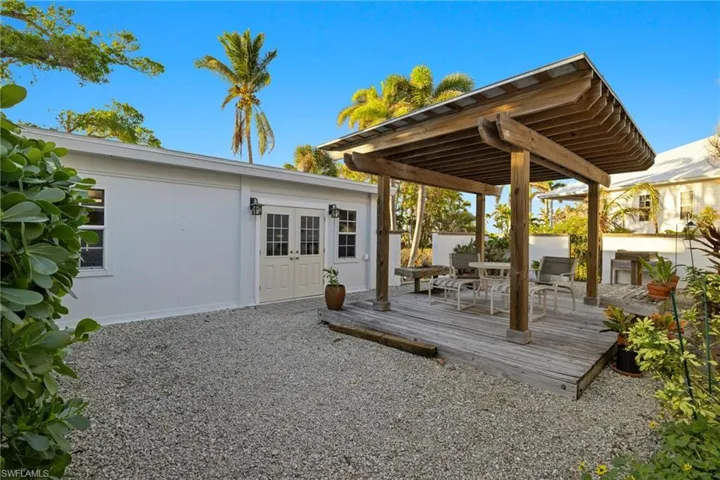 Front Exterior/Deck