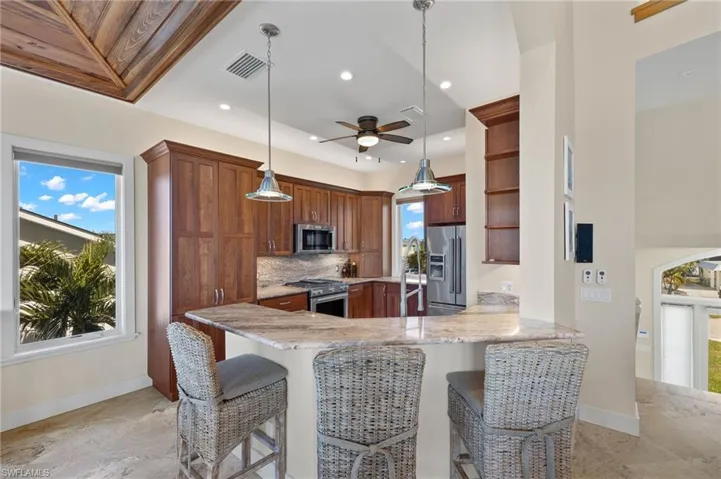 Kitchen breakfast bar