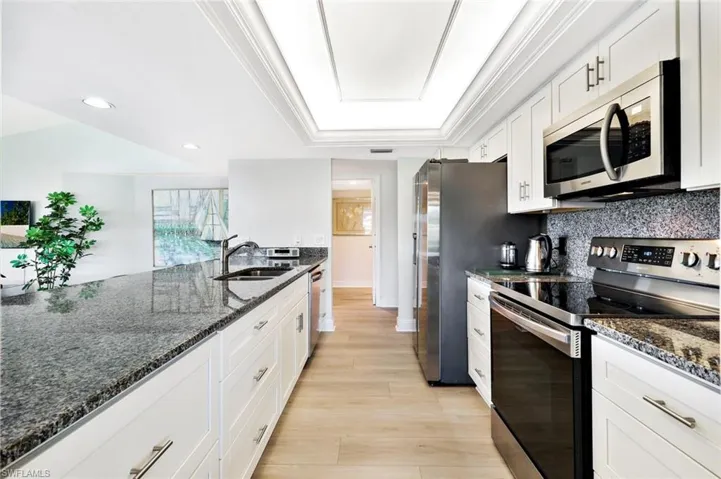 Granite/Soft Close Cabinetry