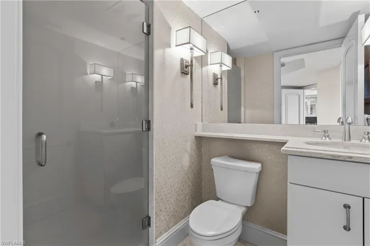 den/%th bedroom bath